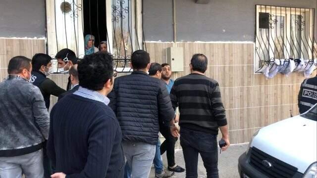 Yasağa uymayarak sokakta futbol oynayan 5 kişi, kendilerini uyaran polise sopalarla saldırdı Yasağa uymayarak sokakta futbol oynayan 5 kişi, kendilerini uyaran polise sopalarla saldırdı