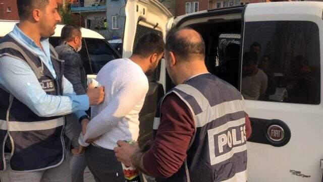 Yasağa uymayarak sokakta futbol oynayan 5 kişi, kendilerini uyaran polise sopalarla saldırdı Yasağa uymayarak sokakta futbol oynayan 5 kişi, kendilerini uyaran polise sopalarla saldırdı