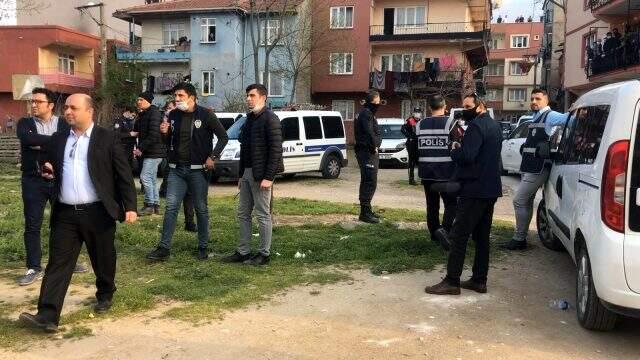 Yasağa uymayarak sokakta futbol oynayan 5 kişi, kendilerini uyaran polise sopalarla saldırdı Yasağa uymayarak sokakta futbol oynayan 5 kişi, kendilerini uyaran polise sopalarla saldırdı