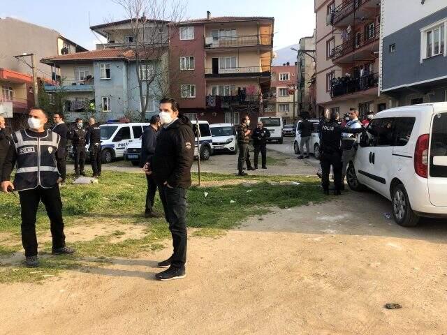 Yasağa uymayarak sokakta futbol oynayan 5 kişi, kendilerini uyaran polise sopalarla saldırdı Yasağa uymayarak sokakta futbol oynayan 5 kişi, kendilerini uyaran polise sopalarla saldırdı