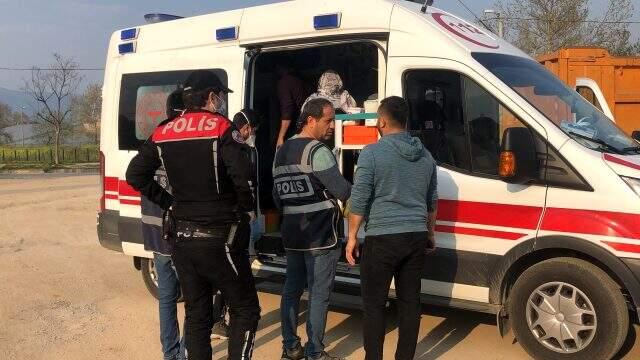 Yasağa uymayarak sokakta futbol oynayan 5 kişi, kendilerini uyaran polise sopalarla saldırdı Yasağa uymayarak sokakta futbol oynayan 5 kişi, kendilerini uyaran polise sopalarla saldırdı