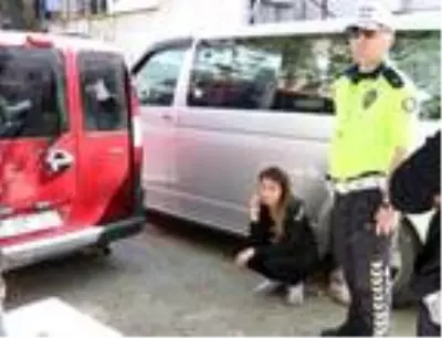 Sokağa çıkan sürücü, eşini araçta bırakıp kaçtı Sokağa çıkan sürücü, eşini araçta bırakıp kaçtı