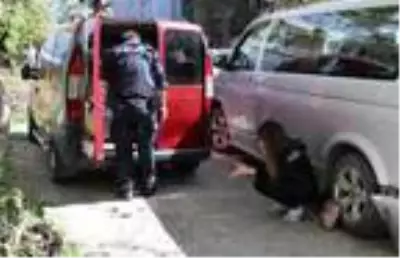 Sokağa çıkan sürücü, eşini araçta bırakıp kaçtı Sokağa çıkan sürücü, eşini araçta bırakıp kaçtı