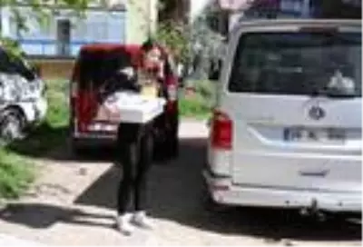 Sokağa çıkan sürücü, eşini araçta bırakıp kaçtı Sokağa çıkan sürücü, eşini araçta bırakıp kaçtı