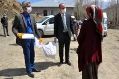 Yüksekova Esendere belediyesinden 500 aileye gıda yardımı Yüksekova Esendere belediyesinden 500 aileye gıda yardımı