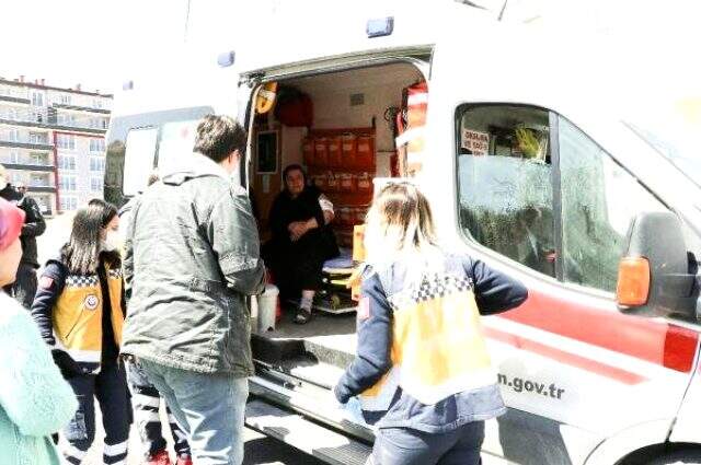 18 yaşındaki genç kız, eski sevgilisinin evini taşlayıp annesini bıçakladı