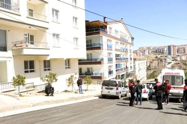 18 yaşındaki genç kız, eski sevgilisinin evini taşlayıp annesini bıçakladı