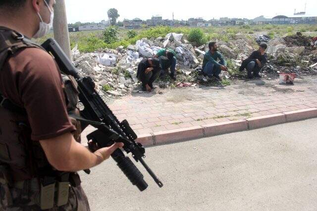 Adana'da babasıyla kavga edip sokağa çıkan genç, cezayı yedi