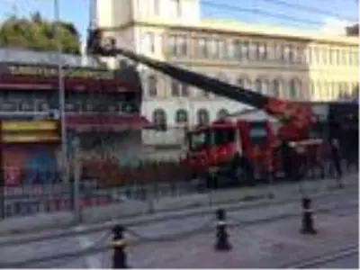 Beyoğlu'nda polis itfaiye sepetiyle çıktığı binada hırsız aradı Beyoğlu'nda polis itfaiye sepetiyle çıktığı binada hırsız aradı
