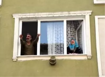 Evinin penceresinden çaldığı tulumla komşularına moral veriyor Evinin penceresinden çaldığı tulumla komşularına moral veriyor