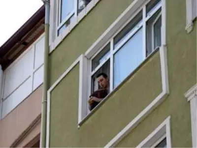 Evinin penceresinden çaldığı tulumla komşularına moral veriyor Evinin penceresinden çaldığı tulumla komşularına moral veriyor