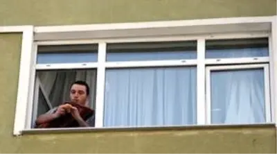 Evinin penceresinden çaldığı tulumla komşularına moral veriyor Evinin penceresinden çaldığı tulumla komşularına moral veriyor
