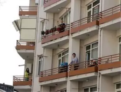 Evinin penceresinden çaldığı tulumla komşularına moral veriyor Evinin penceresinden çaldığı tulumla komşularına moral veriyor