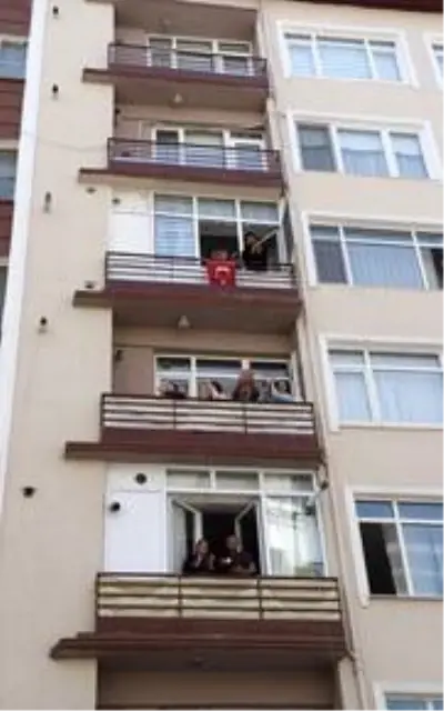 Evinin penceresinden çaldığı tulumla komşularına moral veriyor Evinin penceresinden çaldığı tulumla komşularına moral veriyor