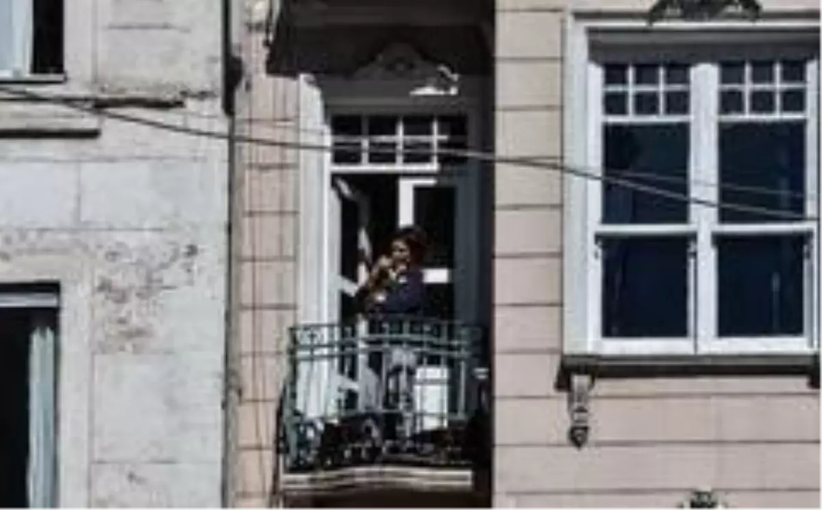 İstanbullular can dostları ile balkonlarda güneşleniyor