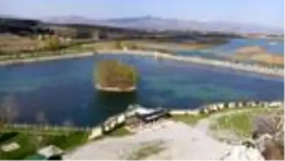 Kuğulu Milli Parkı'nda sadece kuğular sessizliği bozuyor Kuğulu Milli Parkı'nda sadece kuğular sessizliği bozuyor