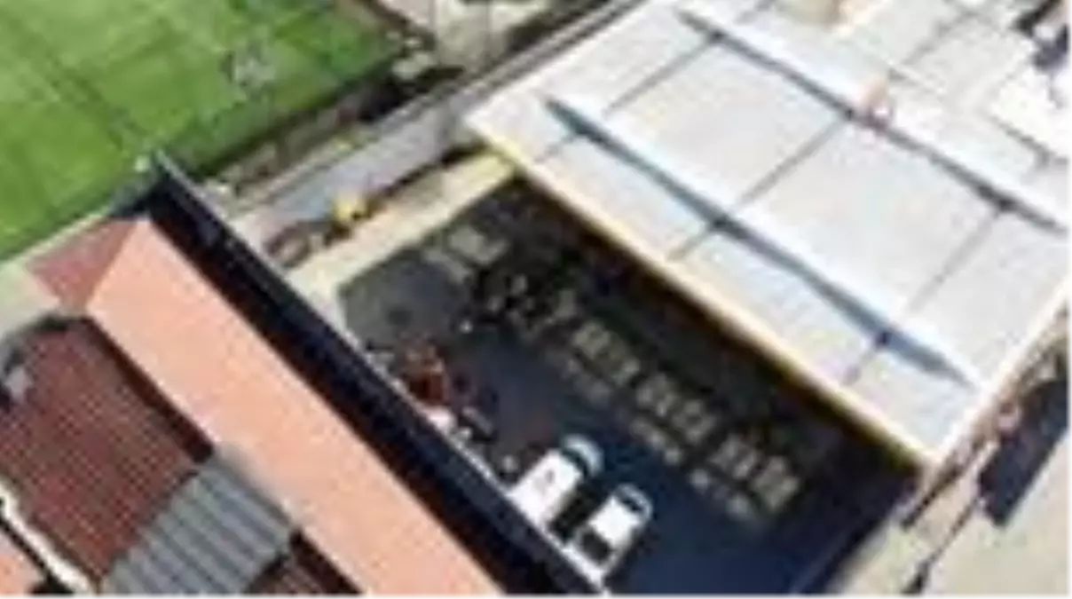 Marketler kapalı olunca benzin istasyonuna akın ettiler