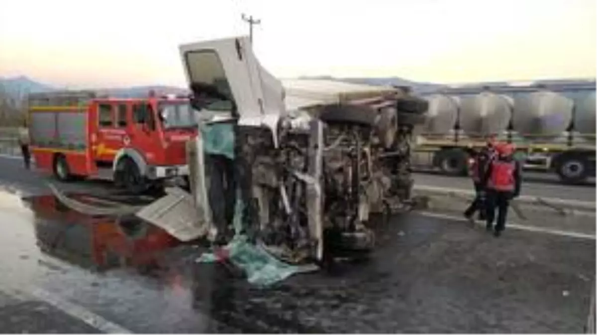 Sakarya'da devrilen kamyonun sürücüsü yaralandı