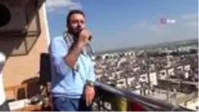 Şanlıurfalı esnaf balkonundan, mahallesine konser verdi Şanlıurfalı esnaf balkonundan, mahallesine konser verdi