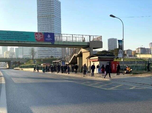 Sokağa çıkma yasağının ardından, muaf olanlar durakları doldurdu