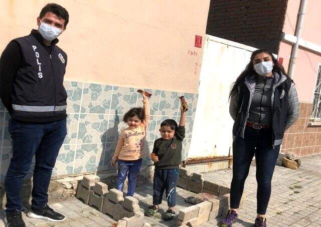 Sokakta oynarken polisleri görünce korkan çocuk, yaptığı eve böyle saklandı