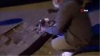 Vatandaştan görevi başındaki polislere çay ikramı