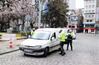 Yurt genelinde 'evde kal' çağrısına uyuluyor Yurt genelinde 'evde kal' çağrısına uyuluyor