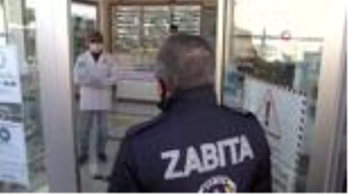 Annesi ölen yavru keçiyi zabıtalar biberonla besledi