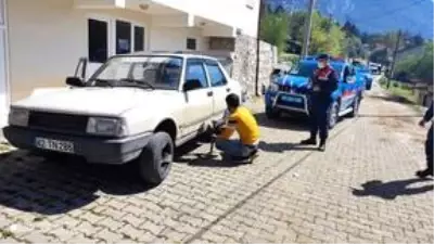 Antalya'da polis uygulamasından kaçan şüpheliler jandarmaya yakalandı Antalya'da polis uygulamasından kaçan şüpheliler jandarmaya yakalandı