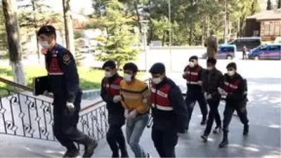 Antalya'da polis uygulamasından kaçan şüpheliler jandarmaya yakalandı Antalya'da polis uygulamasından kaçan şüpheliler jandarmaya yakalandı