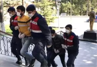 Antalya'da polis uygulamasından kaçan şüpheliler jandarmaya yakalandı Antalya'da polis uygulamasından kaçan şüpheliler jandarmaya yakalandı