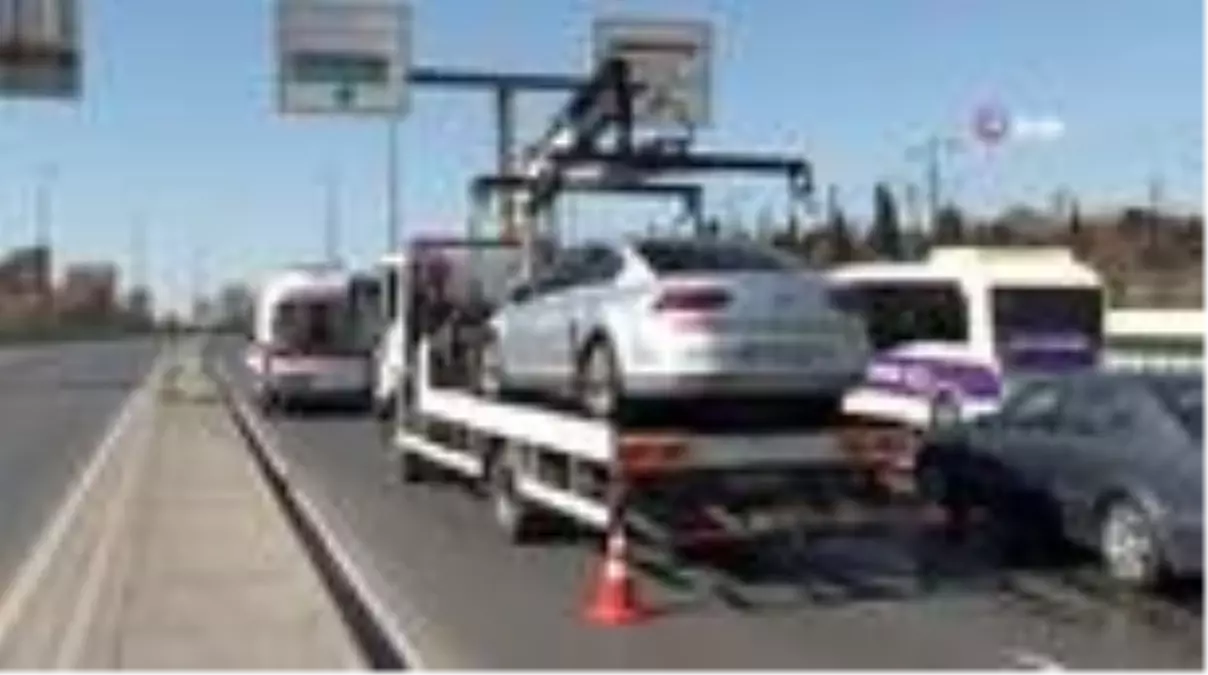 Edirnekapı'da kamyonet özel halk otobüsüne çarptı: 2 yaralı