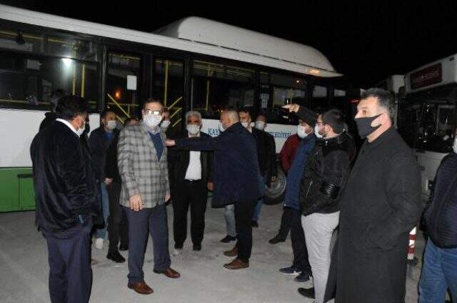 Halk otobüs şoförleri gönderilen 'mesaj' üzerine yol kapatıp eylem yaptı