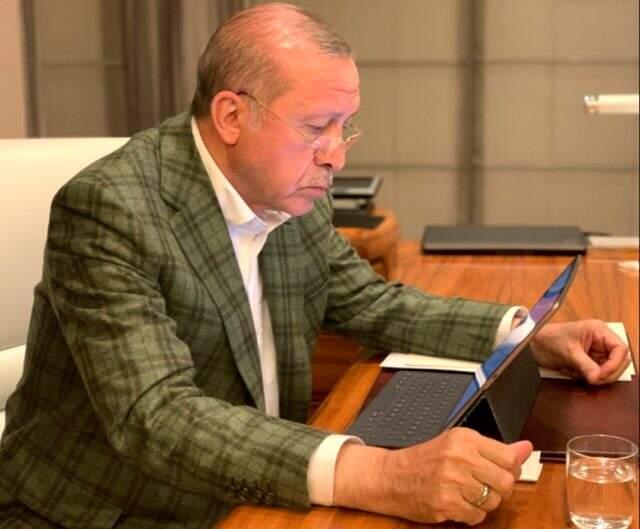 İletişim Başkanı Altun, gece yarısı Cumhurbaşkanı Erdoğan'ın fotoğrafını paylaştı