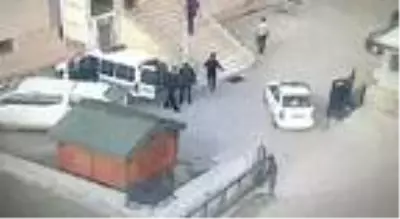 Irmağa atlayan kızı kurtaran polisler ödüllendirildi Irmağa atlayan kızı kurtaran polisler ödüllendirildi