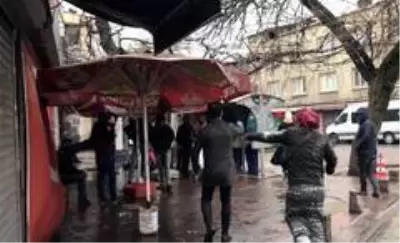 Sosyal mesafe kuralına uymadıkları için uyarılan gençler uyuşturucu satıcısı çıktı.