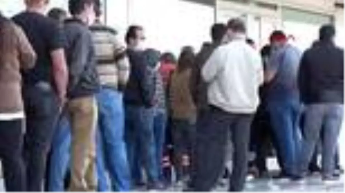 Kredi için geldiler, sosyal mesafeyi unuttular