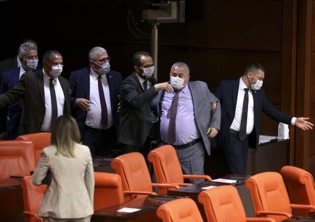 Meclis'te birbirlerinin üzerine yürüyen vekiller sosyal mesafe kuralına uymadı Meclis'te birbirlerinin üzerine yürüyen vekiller sosyal mesafe kuralına uymadı