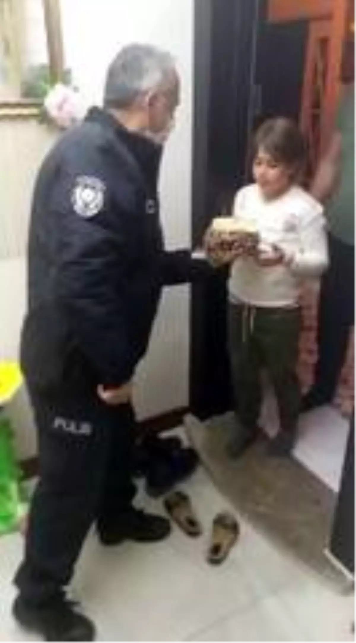 Polis ekiplerinden 10 yaşına giren Emir Kağan�a �Pasta� sürprizi Kayseri
