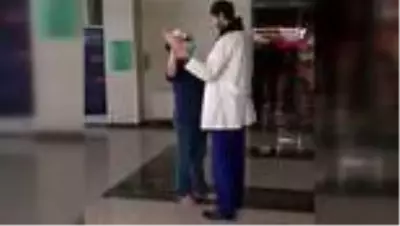 SAĞLIK ÇALIŞANI ÇİFT DÜĞÜN DANSLARINI HASTANE KORİDORUNDA YAPTI