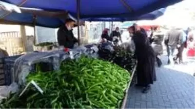 Sokağa çıkma yasağının ardından vatandaşlar pazarlara yöneldi.