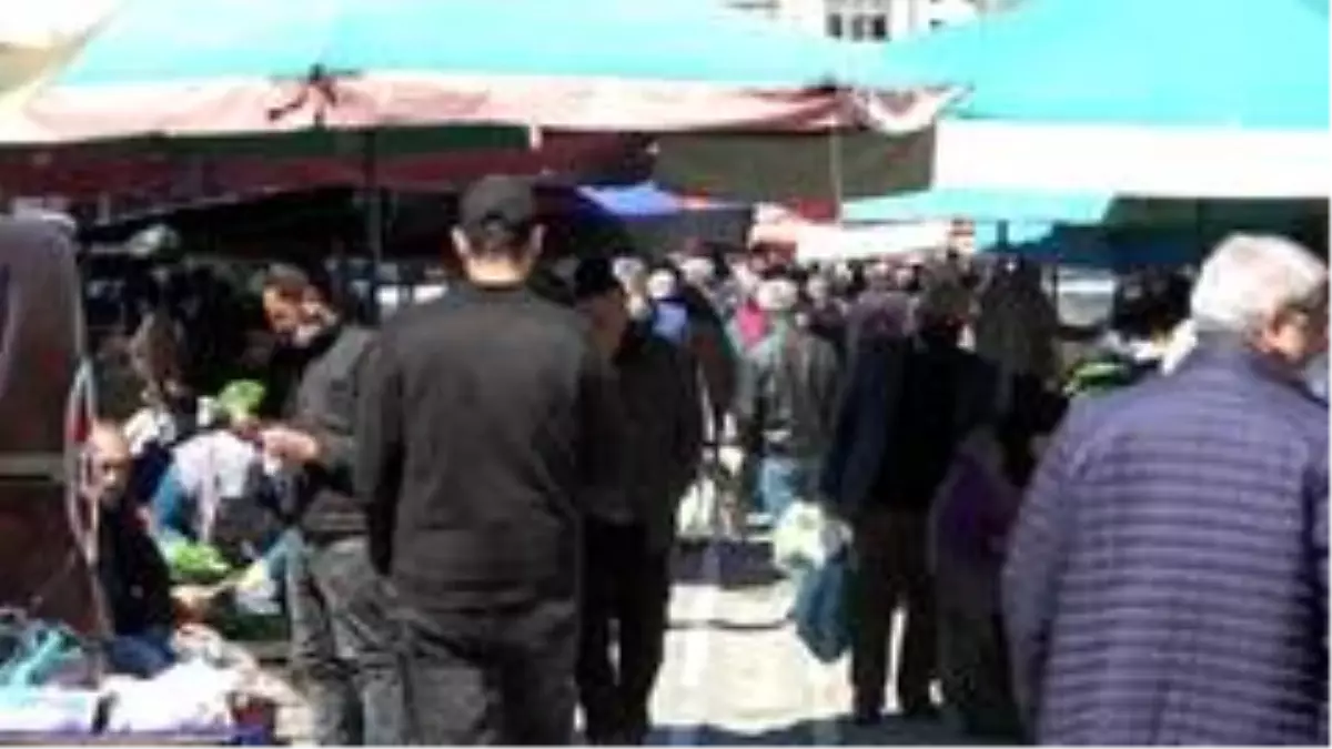 Sokağa çıkma yasağının ardından vatandaşlar pazarlara yöneldi