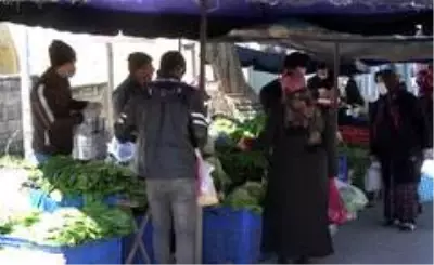 Sokağa çıkma yasağının ardından vatandaşlar pazarlara yöneldi.