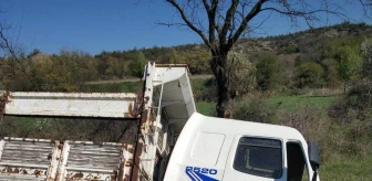 Su kanalına devrilen kamyondaki 2 kişi yaralandı