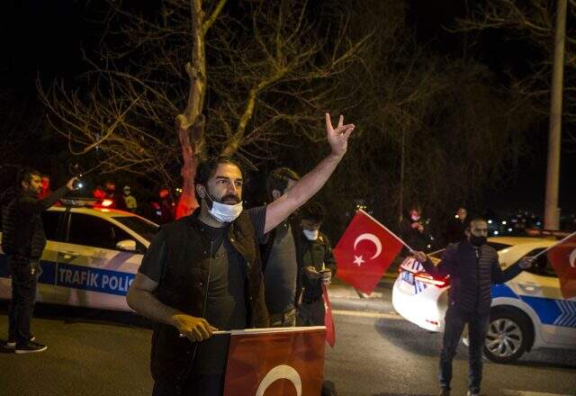 Süleyman Soylu'nun konutunun önünde toplanan kalabalık grup, Soylu'ya destek sloganları attı