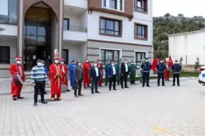 Akseki'de mehter takımından vatandaşlara 'evde kal' çağrısı Akseki'de mehter takımından vatandaşlara 'evde kal' çağrısı