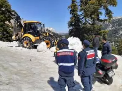 Antalya'da karda mahsur kalan 4 kişi kurtarıldı Antalya'da karda mahsur kalan 4 kişi kurtarıldı
