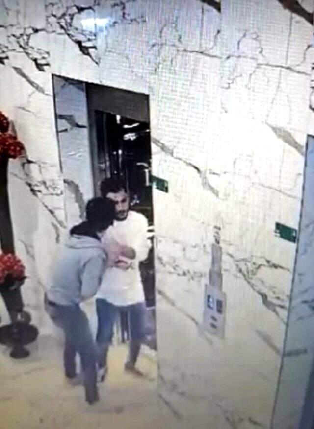 Arkadaşını öldüren zanlı, polisi görünce aynı bıçakla kendisini defalarca bıçaklayarak canına kıydı.