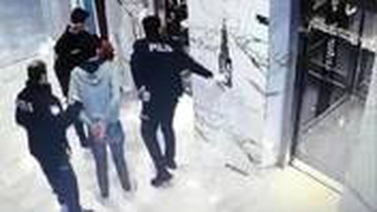 Arkadaşını öldüren zanlı, polisi görünce aynı bıçakla kendisini defalarca bıçaklayarak canına kıydı