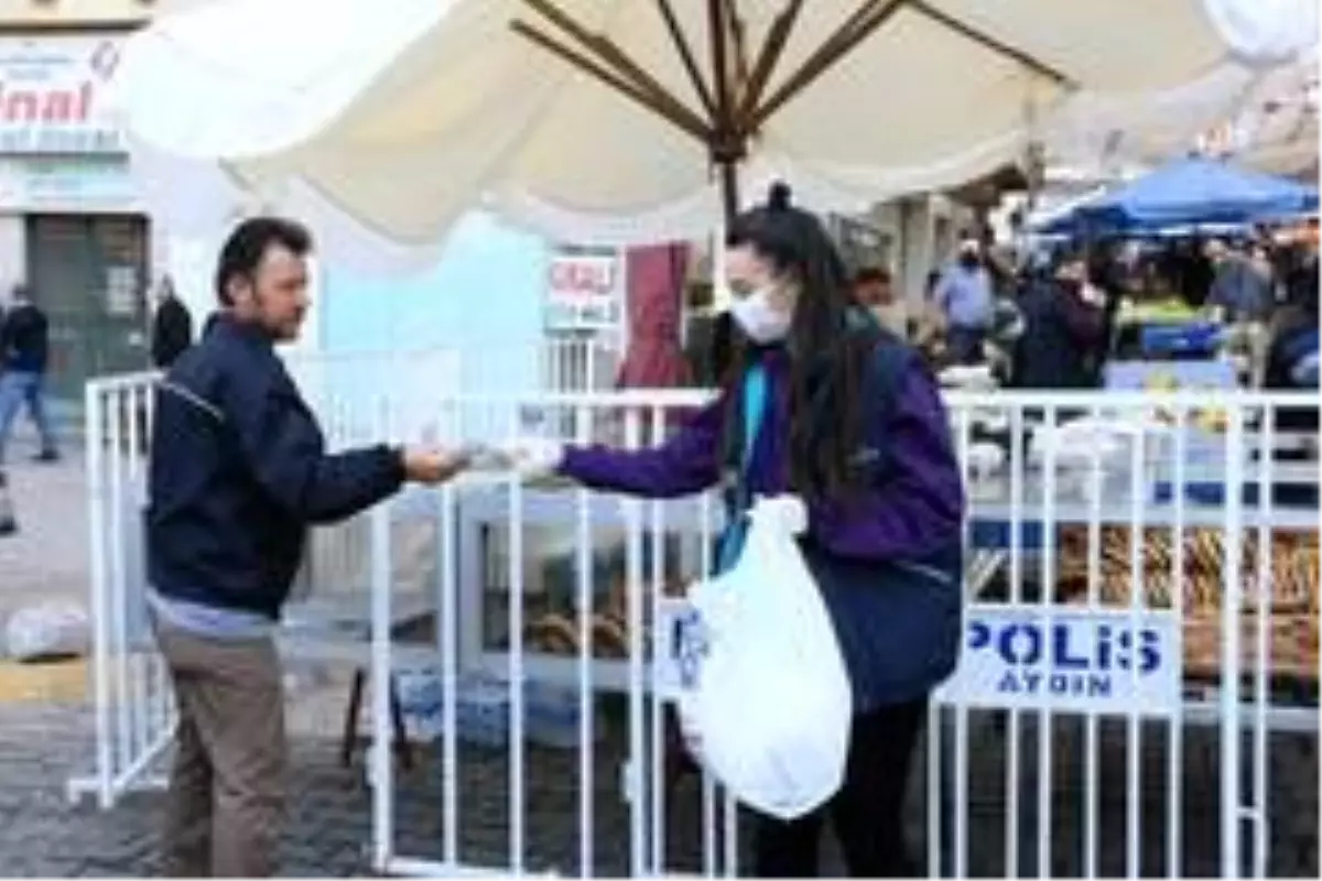Aydın Büyükşehir Belediyesi Salı Pazarı'nda binlerce maske dağıttı